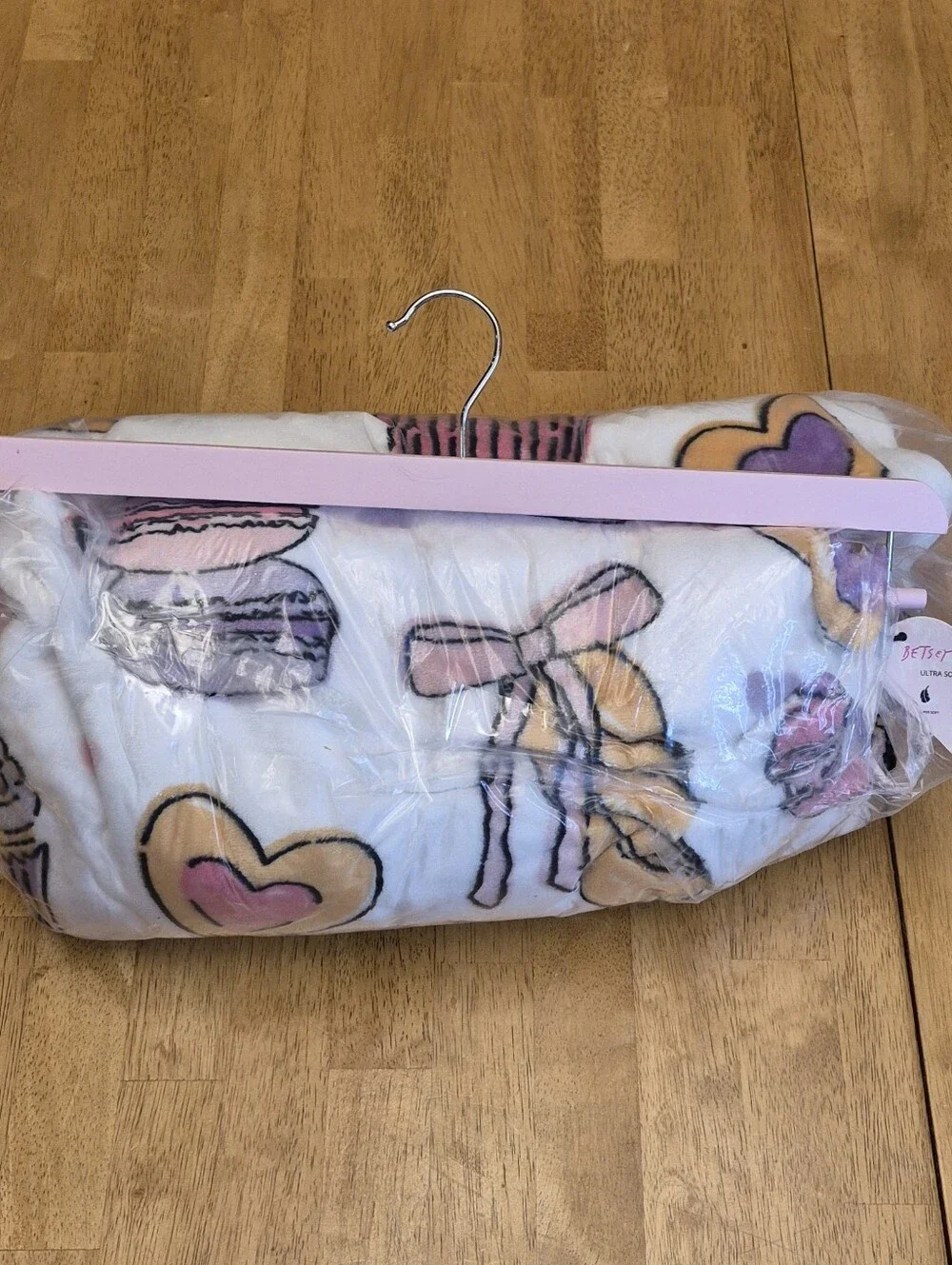 Betsey Johnson Super Soft Plush Blanket Sweet Treats Coquette Cupcake Macaroon